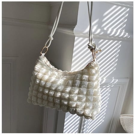 حقيبة نسائية ذات لون سادة ذات تصميم ناعم