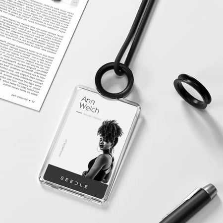 حامل بطاقة عمل