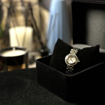 ساعة نسائية بسوار فضي من بروشا متجر سماي