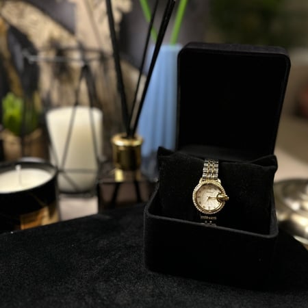 ساعة نسائية بسوار ذهبي وفضي من سماي ماركة بروشا