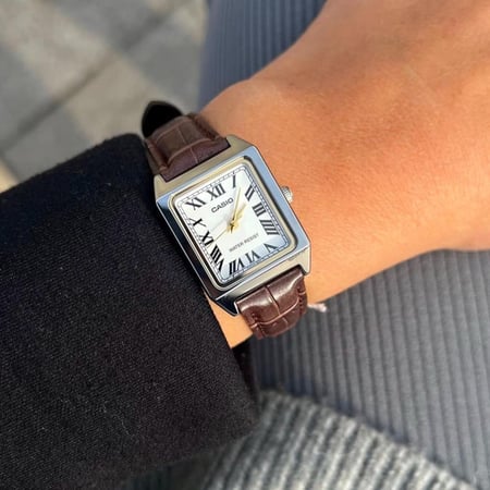 ساعة كاسيو نسائية بني - جلد