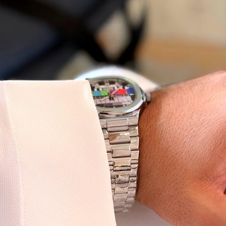 ساعة رجالية  بنمط التلفاز القديم