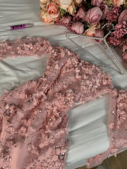 فستان سهرة كلفه مشجره  شكل ورود راقيه على أكمام لون وردي