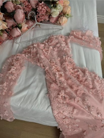 فستان سهرة كلفه مشجره  شكل ورود راقيه على أكمام لون وردي