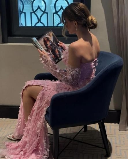 فستان سهرة كلفه مشجره  شكل ورود راقيه على أكمام لون وردي