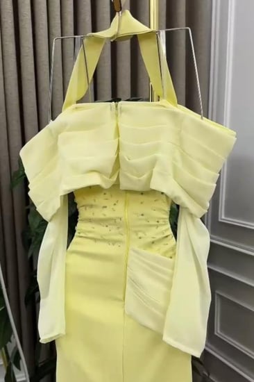 فستان سهرة أوف شولدر مزين بالخرز لون أصفر