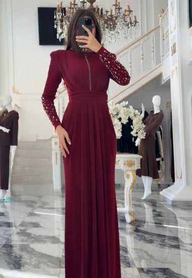 فستان برقبة عالية جيرسيه واكمام طويلة مزينة بالاحجار
