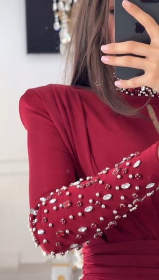 فستان برقبة عالية جيرسيه واكمام طويلة مزينة بالاحجار