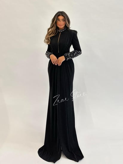 فستان برقبة عالية جيرسيه واكمام طويلة مزينة بالاحجار
