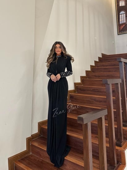 فستان برقبة عالية جيرسيه واكمام طويلة مزينة بالاحجار