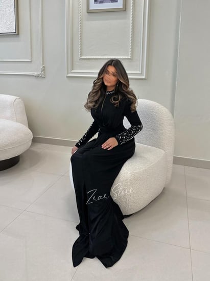 فستان برقبة عالية جيرسيه واكمام طويلة مزينة بالاحجار