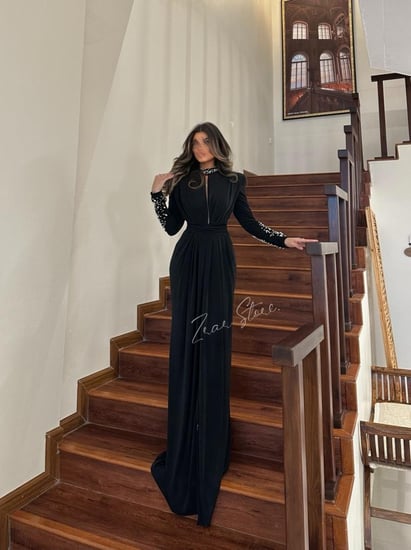 فستان برقبة عالية جيرسيه واكمام طويلة مزينة بالاحجار
