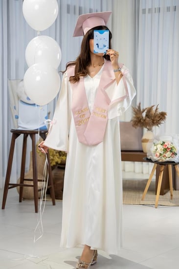 عباية تخرج لون وردي مع الفيونكة