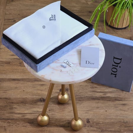 شماغ ابيض ماركة ديور