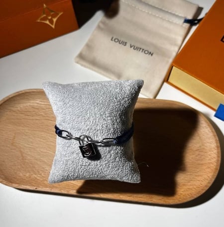 اسوارة قفل خيط رجاليه لويس فيتون