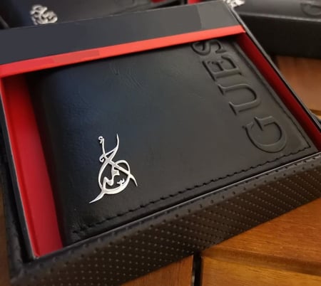 محفظة رجالي بالاسم