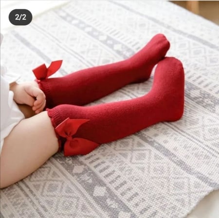 جوارب باللون الأحمر