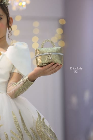 فيستان أبيض بذهبي +جاكيت + حقيبة + اكسيسوار الشعر