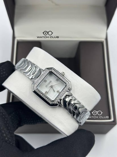 ساعة دي كابري فضي اطار رباعي بفصوص