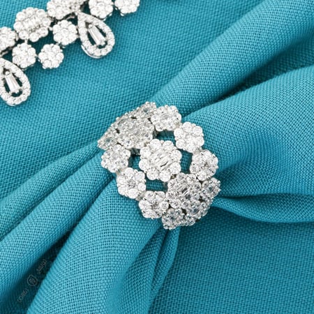 طقم فاخر للمناسبات تصميم ألماس