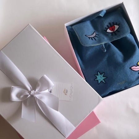 اختيار رائع من نينا ريتشي حقيبة مصنوعه من الجينز برسومات مطرزه و بارزة لتجعلها اختيار رائع للفتيات