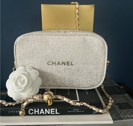 حقيبة شانيل البيج اصليه مع ستراب ذهبي Chanel Pouch White and Gold Twill + Chain Strap