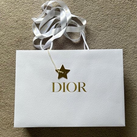 طقم شنطة ديور الانيقه و المطرزه بشعار Dior بارز