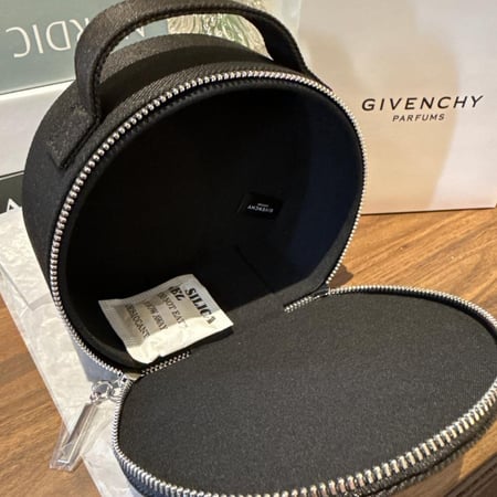 باوتش جيفينشي اسود بمسكة Givenchy Pouch With Handle