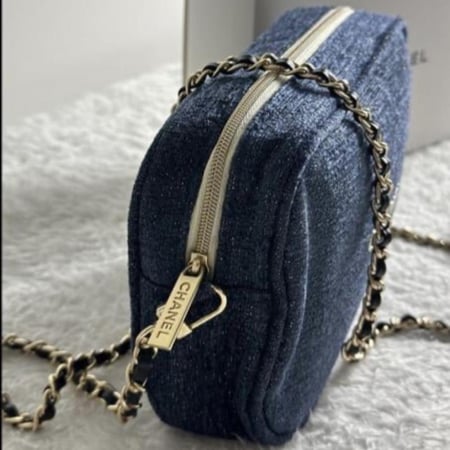 حقيبة شانيل كحليه اصليه مع ستراب ذهبي Chanel Pouch Navy Blue and Gold Twill + Chain Strap
