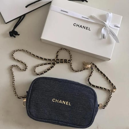 حقيبة شانيل كحليه اصليه مع ستراب ذهبي Chanel Pouch Navy Blue and Gold Twill + Chain Strap