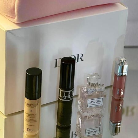 طقم ديور الاصلي (شنطة مكياج ديور + ميني عطر مس ديور 5 مل + ميني قلوس وردي + ميني اساس + ميني ماسكارا +علبة و كيس اصلي مع التغليف بشريط ديور