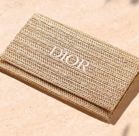 باوتش Dior الاصلية  بتطريز لشعار مع ستراب لولو