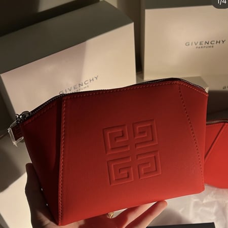 شنطة جلد جفنشي احمر اصليه مع علبتها / اضافة الكيس جفنشي اختياريه