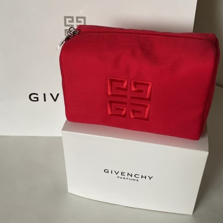 علبه تحتوي على شنطة لحفظ المكياج من جفنشي اصليه مع كيش جفنشي