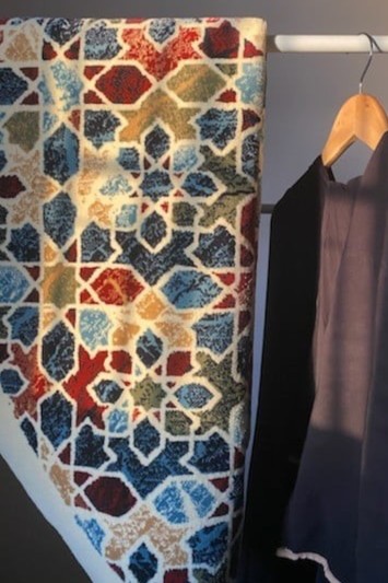 طقم سجادة صلاة مِحْارب كشميري مع إحرام صلاة سحاب (بالطراز الهندسي)