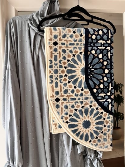 طقم سجادة صلاة مِحْارب كشميري مع إحرام صلاة لف (بالطراز الاندلسي)