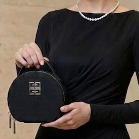 باوتش جيفينشي اسود بمسكة Givenchy Pouch With Handle