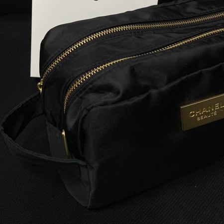شنطة المشاهير من شانيل للمكياج Chanel Double Zipper Cosmetic Pouch