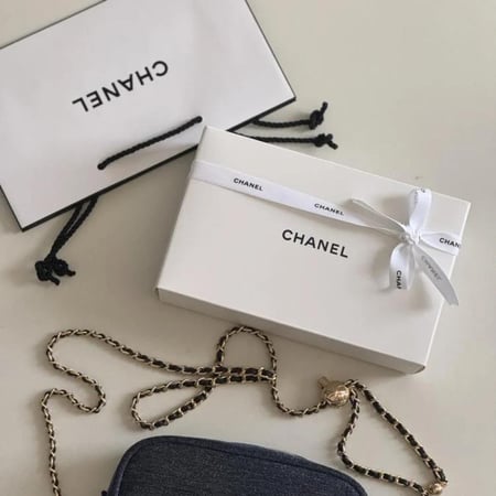 حقيبة شانيل كحليه اصليه مع ستراب ذهبي Chanel Pouch Navy Blue and Gold Twill + Chain Strap