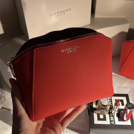 شنطة جلد جفنشي احمر اصليه مع علبتها / اضافة الكيس جفنشي اختياريه