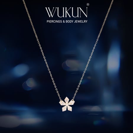 سلسال ذهب عيار 18K شكل وردة بفصوص