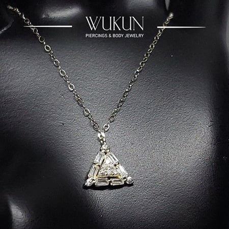 سلسال ذهب عيار 18K شكل مثلث بفصوص