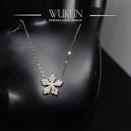 سلسال ذهب عيار 18K شكل وردة بفصوص