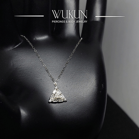 سلسال ذهب عيار 18K شكل مثلث بفصوص