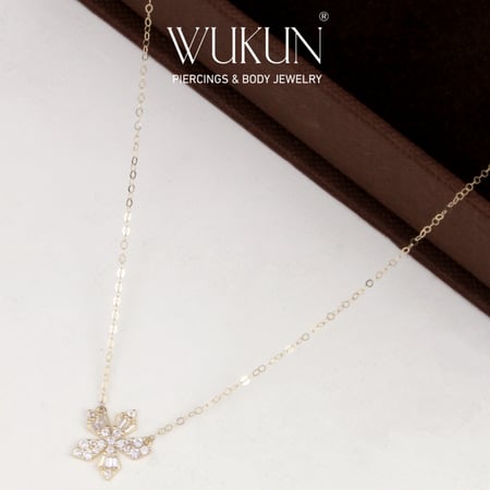 سلسال ذهب عيار 18K شكل وردة بفصوص