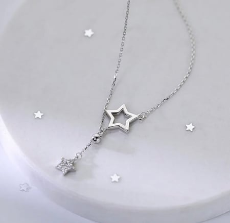 قلادة النجمتان مطليه بالفضه