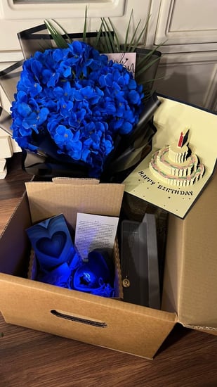 طلب خاص شامل البوكيه وبكج القلوب كرت الميلاد قلاده مطليه ذهب