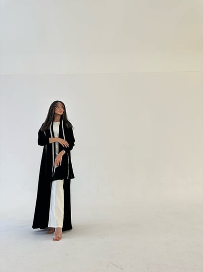 عباية كريب أسود مع أوف وايت قصة كلوش