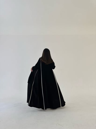 عباية كريب أسود مع أوف وايت قصة كلوش