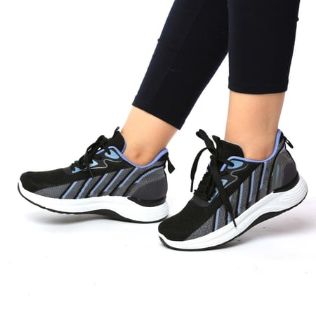 حذاء رياضي بلون اسود وسماوي